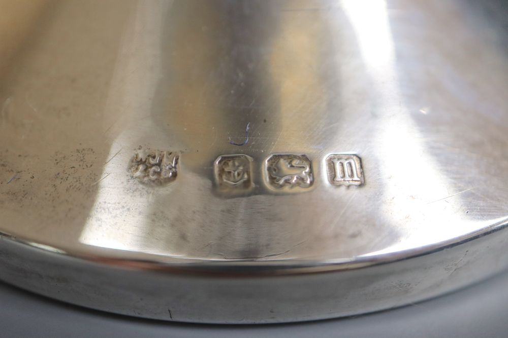 A George V silver tazza, Birmingham, 1911, height 13.7cm, weighted.